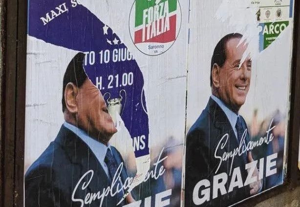 I manifesti dedicati alla memoria di Silvio Berlusconi strappati dai vandali a Saronno (foto da IlSaronno.it)