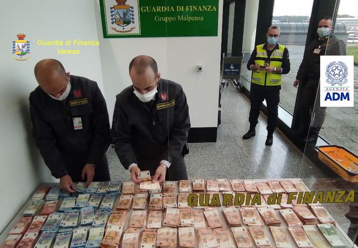 Viaggiava con oltre 160 mila euro nascosti in valigia, fermato passeggero a Malpensa Viaggiava con oltre 160 mila euro nascosti in valigia, fermato passeggero a Malpensa