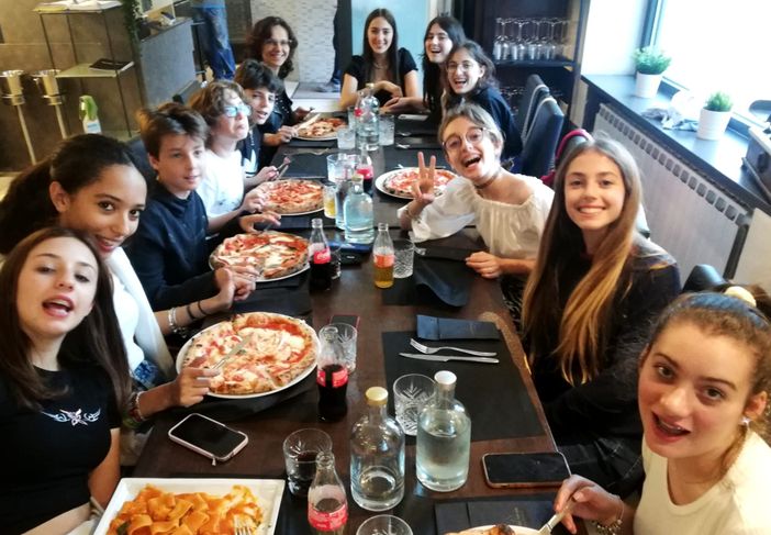 Aria di festa per i giovani attori dell’istituto “Fermi” e della scuola media “San Giulio” di Castellanza