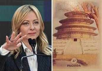 Meloni e la battuta: "Il centrosinistra si porta sfiga come la carta della pagoda"
