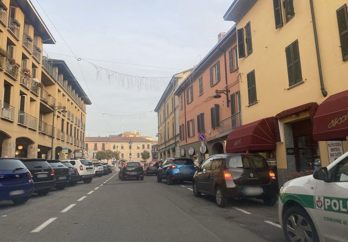 La corsa ai regali degli ultimi giorni porta un super-traffico in città La corsa ai regali degli ultimi giorni porta un super-traffico in città