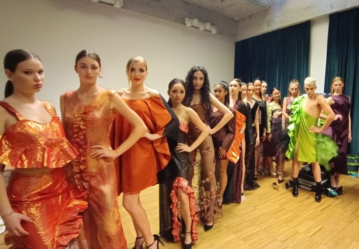 VIDEO E FOTO. Che applausi! Alessia Crespi, alla Fashion week con il suo fiore del diavolo