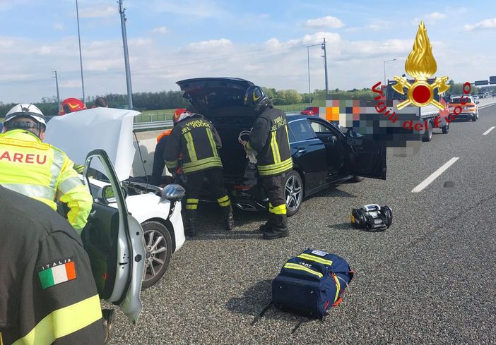 FOTO. Scontro tra due auto e un furgone: paura sull'A9 FOTO. Scontro tra due auto e un furgone: paura sull'A9