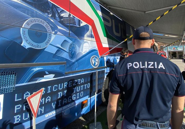 "Emotion day" a Marnate, la polizia di Stato presente con il pullman azzurro "Emotion day" a Marnate, la polizia di Stato presente con il pullman azzurro