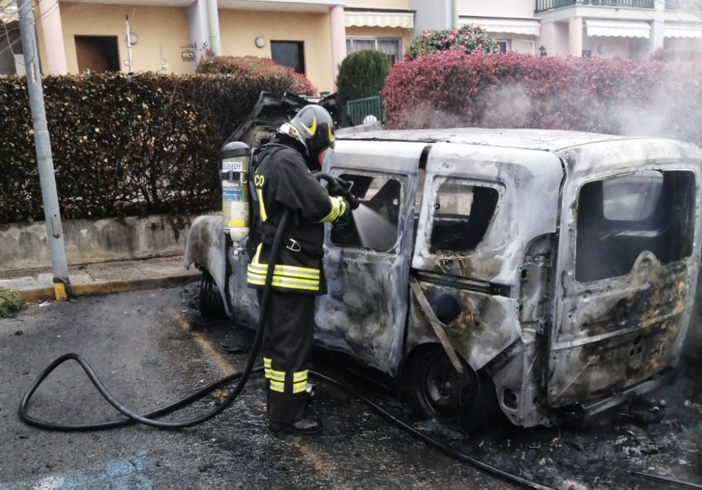 E' morto l'uomo che si è dato fuoco davanti alla moglie e alla figlia a Golasecca E' morto l'uomo che si è dato fuoco davanti alla moglie e alla figlia a Golasecca