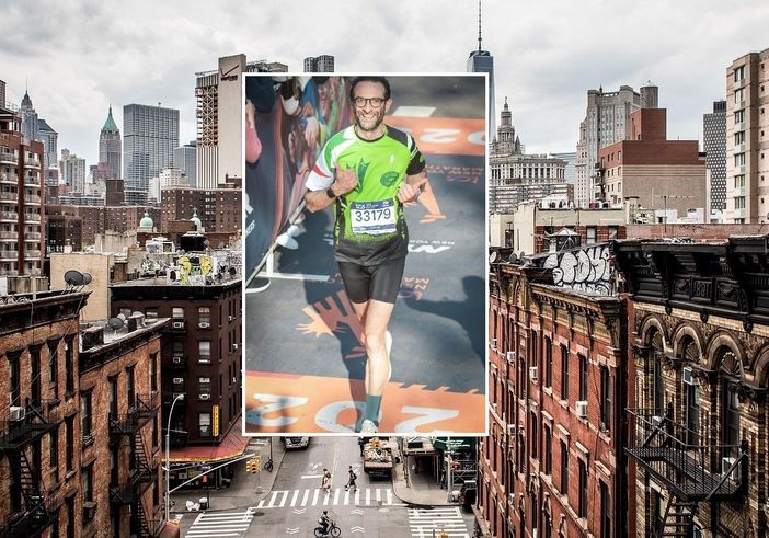 Paolo Bossi al traguardo, sullo sfondo la First Avenue, uno dei tratti maggiormente impegnativi della maratona di New York