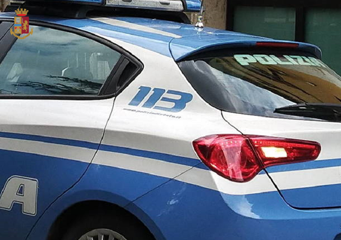 Minacce e botte alla convivente, compagno violento allontanato dalla polizia