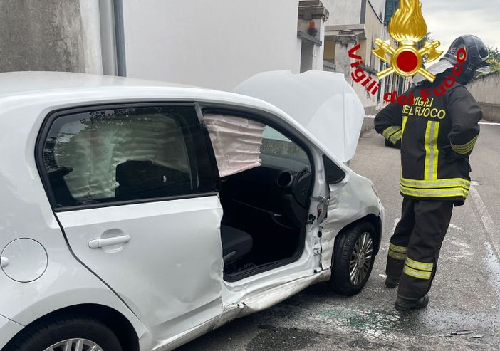 FOTO. Schianto a Castano Primo, donna incastrata tra le lamiere