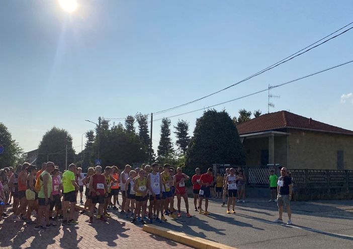 FOTO e VIDEO. A Fagnano in 100 hanno corso “a tutta birra” per l’Asilo e per il Centro Aiuto alla Vita