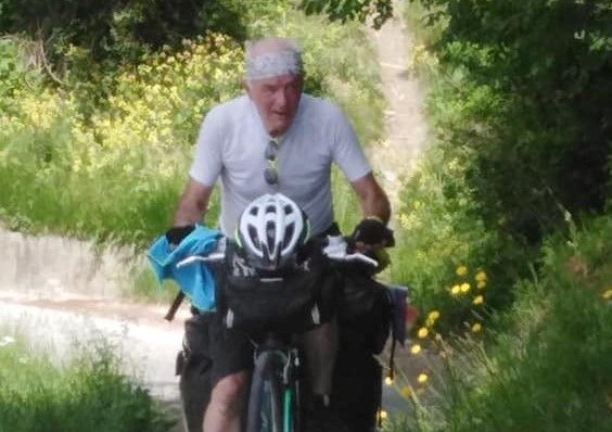 Giovanni Bloisi durante uno dei suoi viaggi della memoria in bicicletta