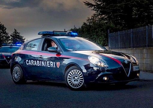 Sedicenne fugge in moto dai carabinieri, fermato dopo un inseguimento: era senza patente e assicurazione