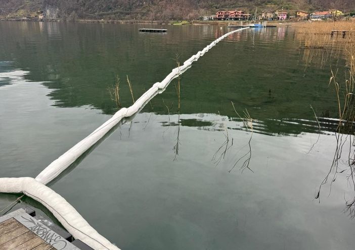 Sul lago Ceresio a Lavena Ponte Tresa sono state collocate barriere oleoassorbenti (foto dalla pagina Facebook "Io Cambio con Mastromarino sindaco") Sul lago Ceresio a Lavena Ponte Tresa sono state collocate barriere oleoassorbenti (foto dalla pagina Facebook "Io Cambio con Mastromarino sindaco")