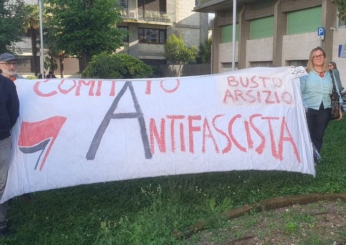 Lo striscione del Comitato al presidio contro il Remigration Summit nella scorsa primavera