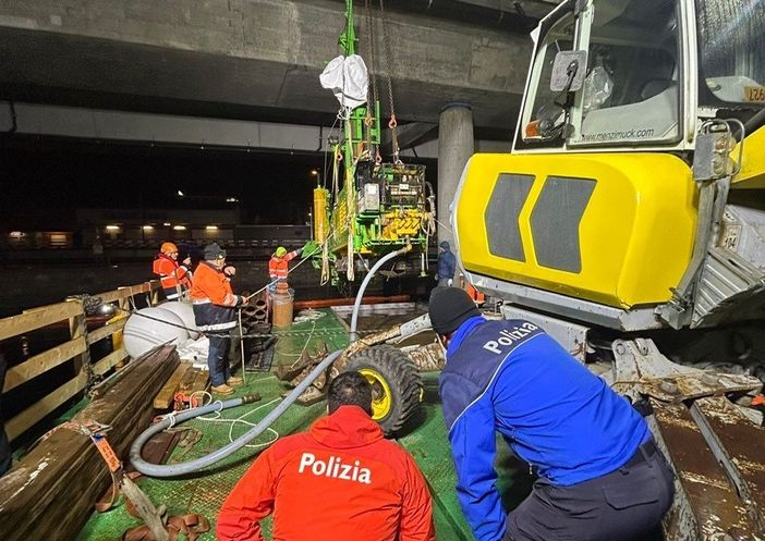 Il recupero dalle acque del lago Ceresio del pesante macchinario (foto della polizia cantonale) Il recupero dalle acque del lago Ceresio del pesante macchinario (foto della polizia cantonale)