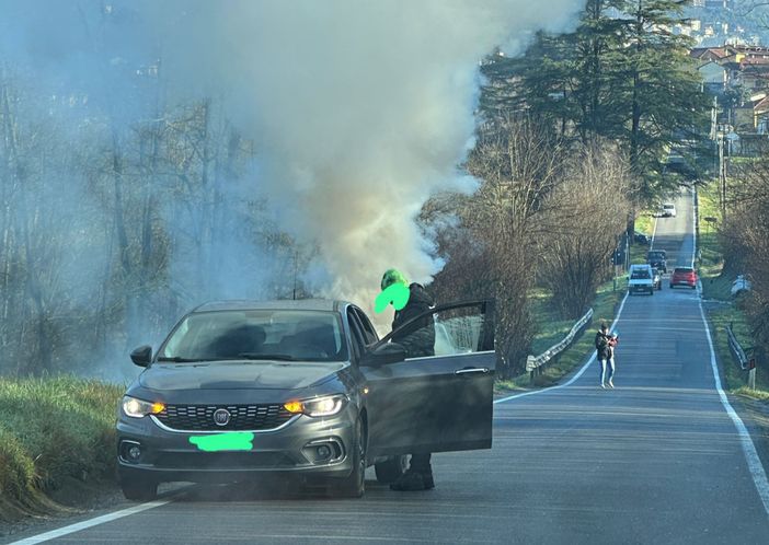 Auto in fiamme in via Masaccio sulla Sp35 tra Bardello e Malgesso (foto del Comune)