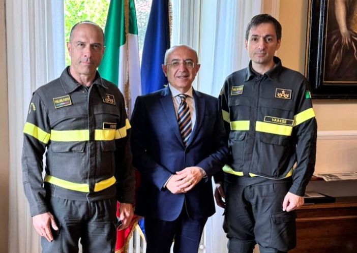 Da sinistra: Mario Abate, il prefetto Pasquariello e il nuovo comandante Ciro Bolognese Da sinistra: Mario Abate, il prefetto Pasquariello e il nuovo comandante Ciro Bolognese