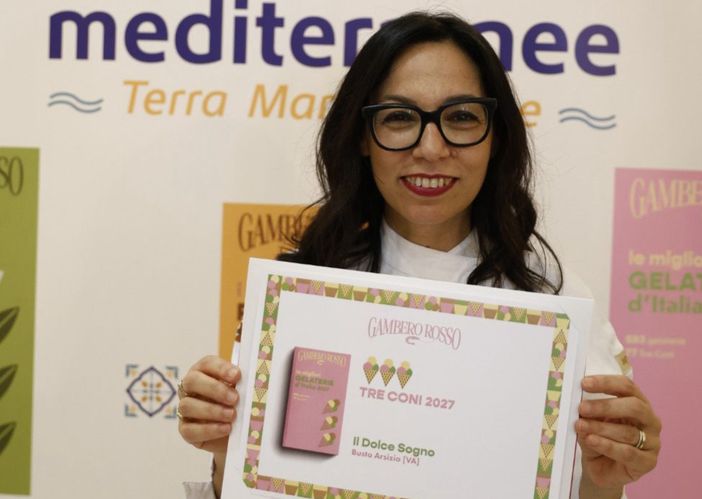 Lucia Sapia ha ricevuto il premio alla stazione Marittima di Napoli Lucia Sapia ha ricevuto il premio alla stazione Marittima di Napoli