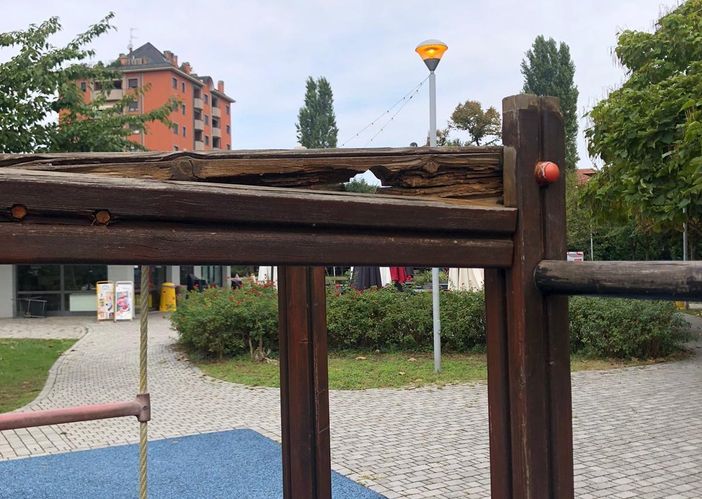 «Si mettano in sicurezza i giochi al parco Comerio di Busto»