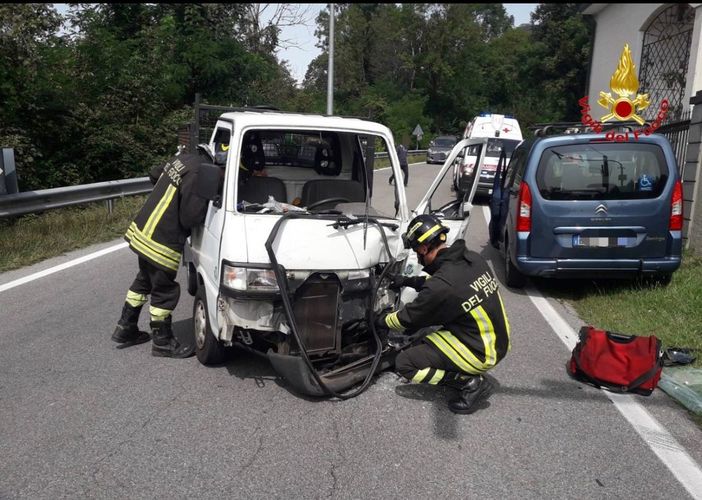 Sangiano, scontro sulla Provinciale: due persone soccorse