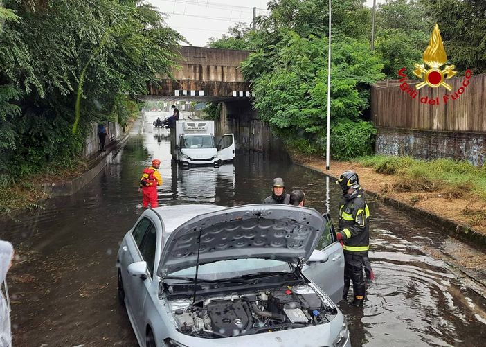 FOTO. Castellanza, due mezzi estratti dal sottopasso allagato di viale Borri