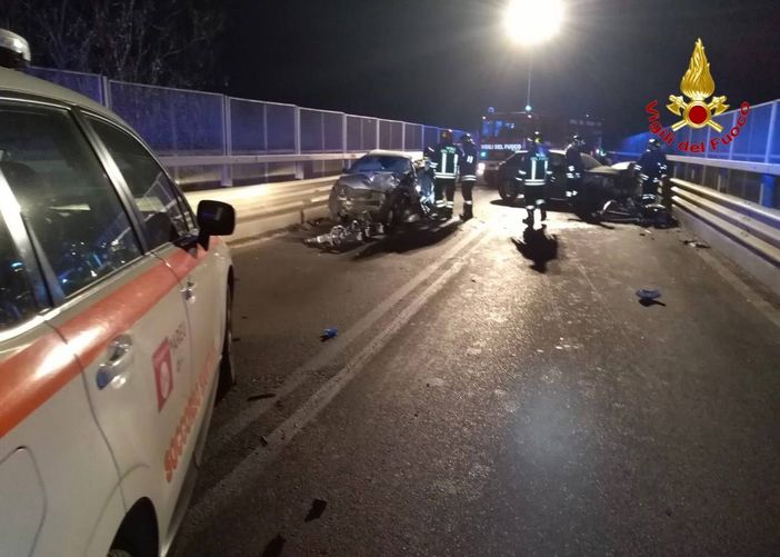 FOTO. Schianto frontale sul viadotto di Cairate: due feriti in gravi condizioni FOTO. Schianto frontale sul viadotto di Cairate: due feriti in gravi condizioni