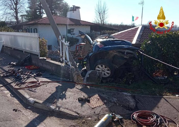 Pauroso incidente a Cassano Magnago: auto si schianta contro un muro, grave un ragazzo di 21 anni