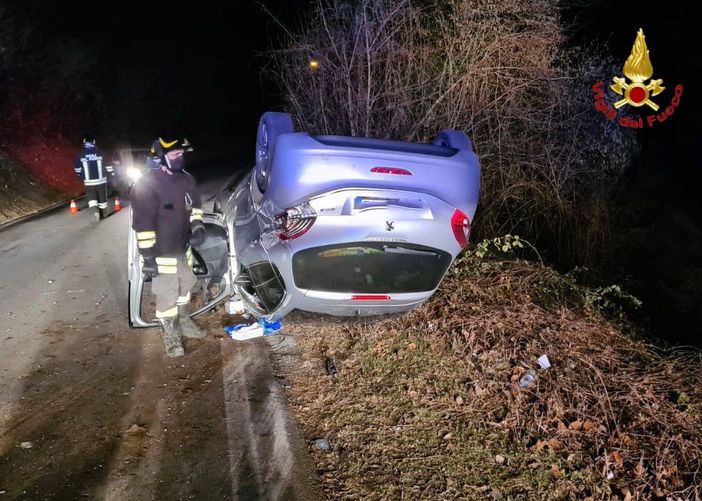 Vergiate, auto si ribalta: paura per una donna e per un bambino di 9 anni Vergiate, auto si ribalta: paura per una donna e per un bambino di 9 anni