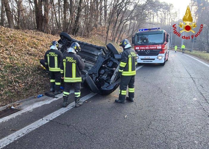 FOTO. Auto si ribalta sullo svincolo dell'A26: paura per una ragazza di 25 anni