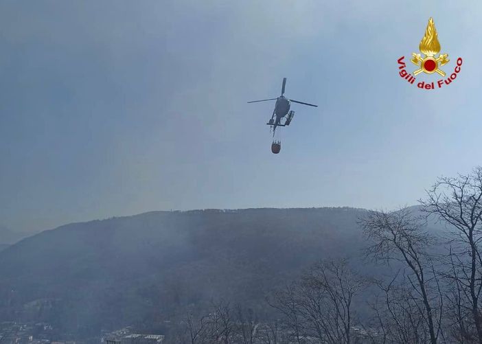 FOTO. Ancora boschi in fiamme nel Varesotto: al lavoro vigili del fuoco e un elicottero FOTO. Ancora boschi in fiamme nel Varesotto: al lavoro vigili del fuoco e un elicottero