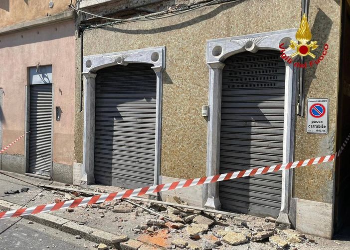 Materiale edilizio crolla sul marciapiede: momenti di paura a Gallarate Materiale edilizio crolla sul marciapiede: momenti di paura a Gallarate