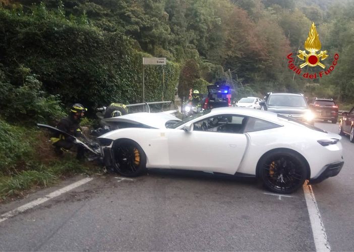 FOTO. Fuoriserie si schianta contro il muro