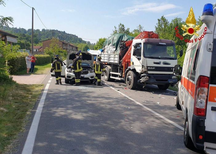 Scontro tra auto e un camion sulla Provinciale tra Angera e Sesto: sei persone coinvolte tra cui una bambina di 7 anni
