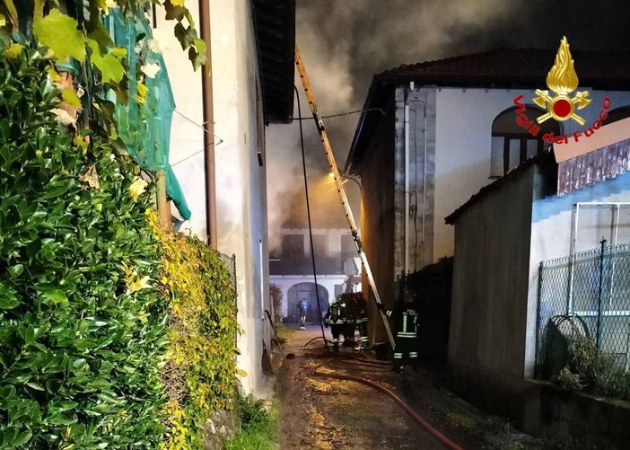 FOTO. Fiamme a Castronno, a fuoco abitazione e legnaia FOTO. Fiamme a Castronno, a fuoco abitazione e legnaia