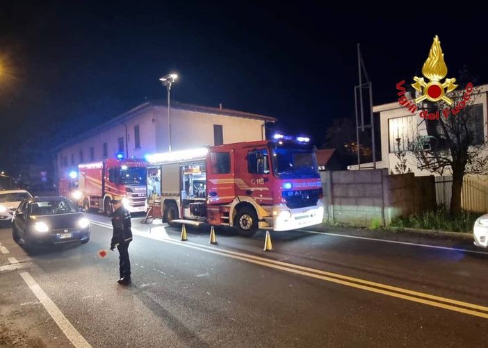FOTO. Incendio in una ditta di lavorazione del metallo, intervento dei vigili del fuoco a Gavirate