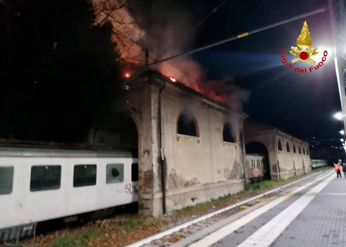 FOTO. In fiamme gli ex magazzini doganali della stazione di Luino: notte di lavoro per i vigili del fuoco