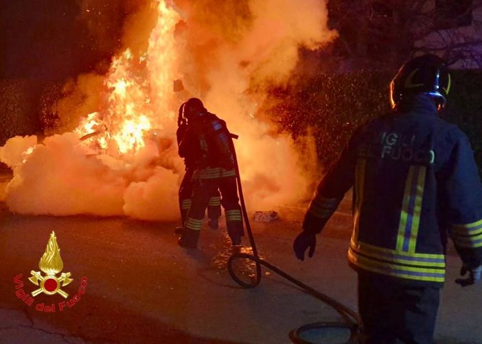 FOTO. Auto in fiamme nella notte a Bodio Lomnago: incendio spento dai vigili del fuoco FOTO. Auto in fiamme nella notte a Bodio Lomnago: incendio spento dai vigili del fuoco