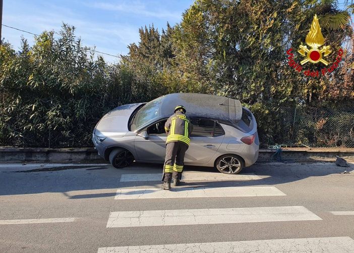 FOTO. Sbanda con l'auto e abbatte la recinzione di una casa: paura a Luino FOTO. Sbanda con l'auto e abbatte la recinzione di una casa: paura a Luino