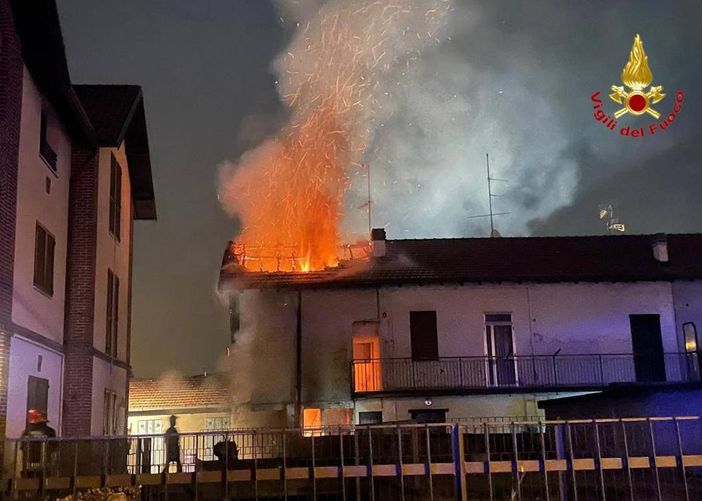 FOTO. Incendio la scorsa notte al tetto di uno stabile a Gornate