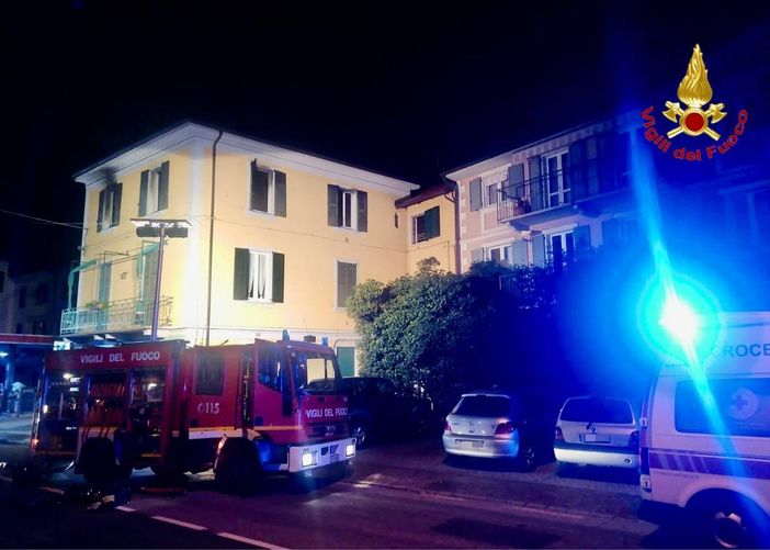 Lo stabile di via Labiena a Laveno dove si è sviluppato l'incendio in cui ha perso la vita una persona Lo stabile di via Labiena a Laveno dove si è sviluppato l'incendio in cui ha perso la vita una persona