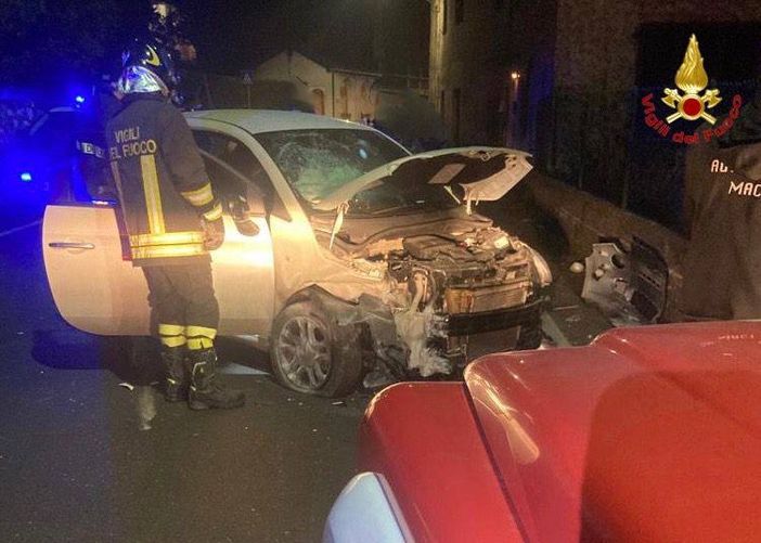 Va a sbattere con l'auto contro un muro a Sangiano: in ospedale una ragazza di 23 anni Va a sbattere con l'auto contro un muro a Sangiano: in ospedale una ragazza di 23 anni