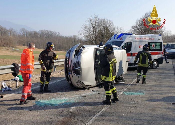 Si ribalta con l'auto sulla Sp36 a Travedona, ferito un 25enne Si ribalta con l'auto sulla Sp36 a Travedona, ferito un 25enne