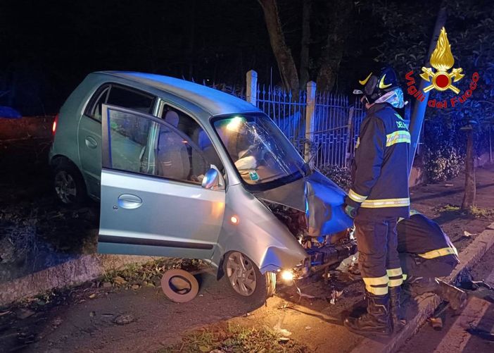 FOTO. Spettacolare incidente nella notte in viale Ippodromo: auto finisce contro una recinzione e abbatte un palo della luce