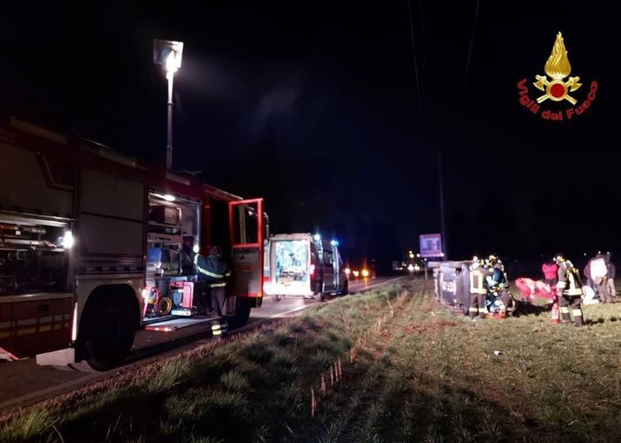 Auto si ribalta nella notte a Gorla Maggiore Auto si ribalta nella notte a Gorla Maggiore