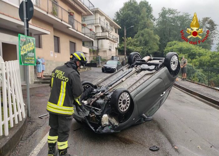 Auto si ribalta ad Azzate, ragazza di 22 anni finisce al pronto soccorso Auto si ribalta ad Azzate, ragazza di 22 anni finisce al pronto soccorso
