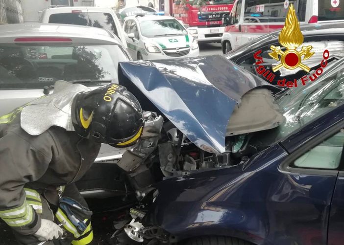 Cassano Magnago, carambola fra tre auto all'incrocio: tre persone soccorse