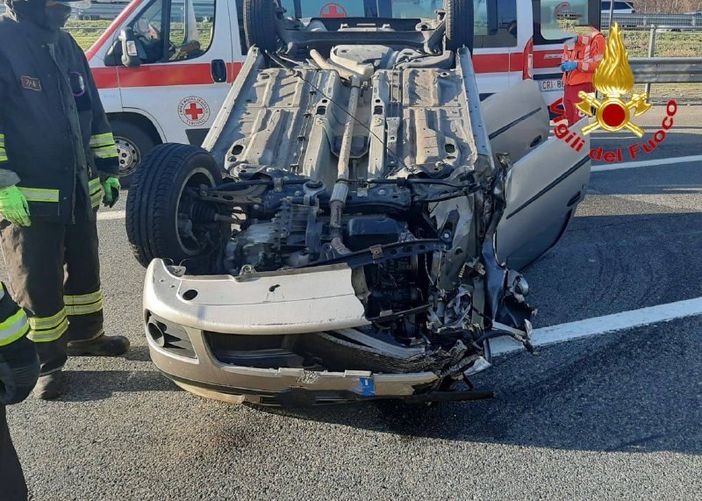 Carambola in Autolaghi, macchina si ribalta dopo lo scontro con un camion