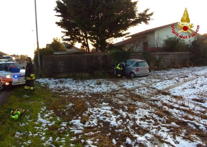 Auto fuori strada contro il muro di un'abitazione, arriva l’elisoccorso: un ferito grave