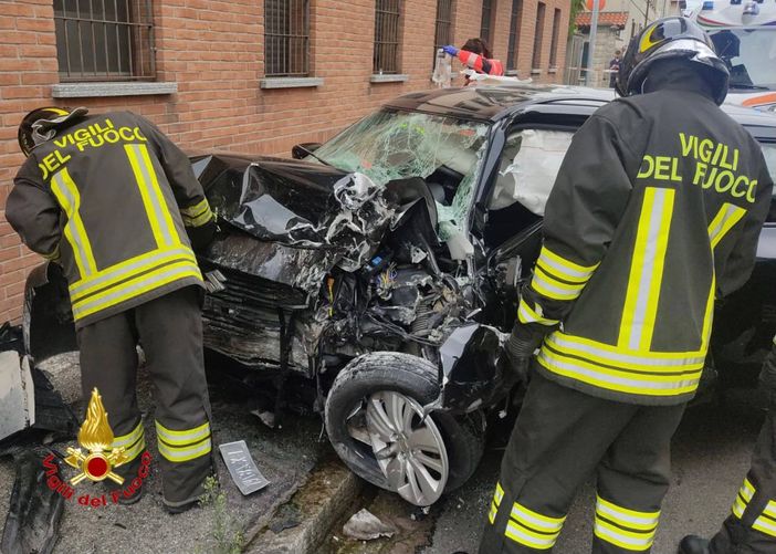 Cesate, auto contro un muro: grave il conducente Cesate, auto contro un muro: grave il conducente