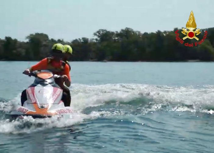 Monvalle, bagnante resta intrappolato nel fango del lago Maggiore: salvato Monvalle, bagnante resta intrappolato nel fango del lago Maggiore: salvato