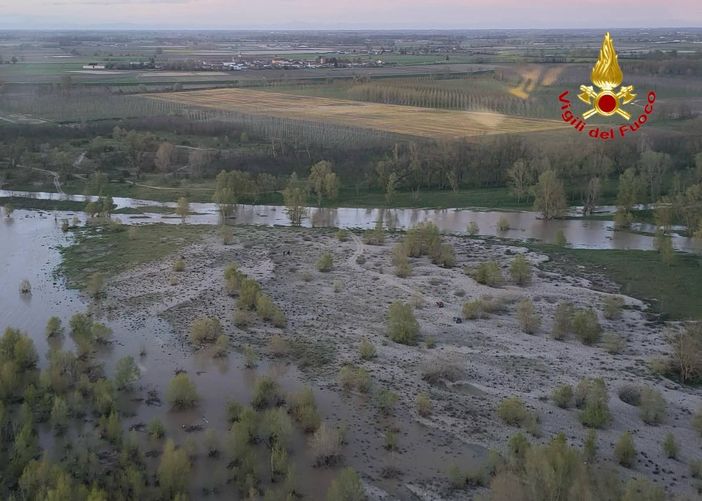 Dieci ragazzi bloccati su un isolotto sul Po. Salvati dall'elicottero dei vigili del fuoco di Malpensa